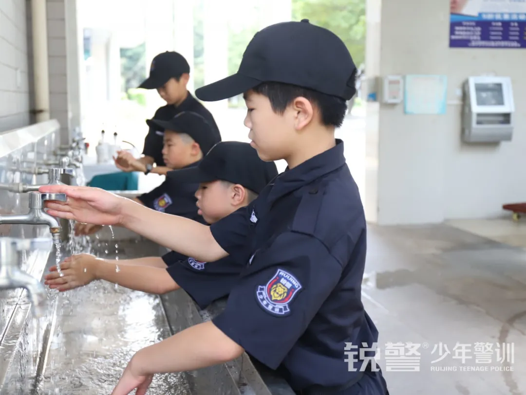 銳警少(shǎo)年(nián)警訓夏令營：走進警營，撰寫獨立堅強的(de)新篇章(zhāng)