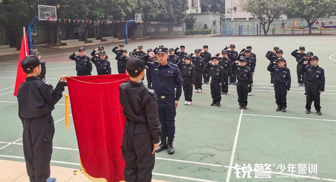 銳警少(shǎo)年(nián)警訓：海(hǎi)珠區(qū)新港中路(lù)小(xiǎo)學假前安全特警護衛營圓滿收官
