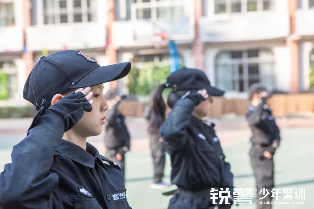 銳警少(shǎo)年(nián)警訓：海(hǎi)珠區(qū)新港中路(lù)小(xiǎo)學假前安全特警護衛營圓滿收官