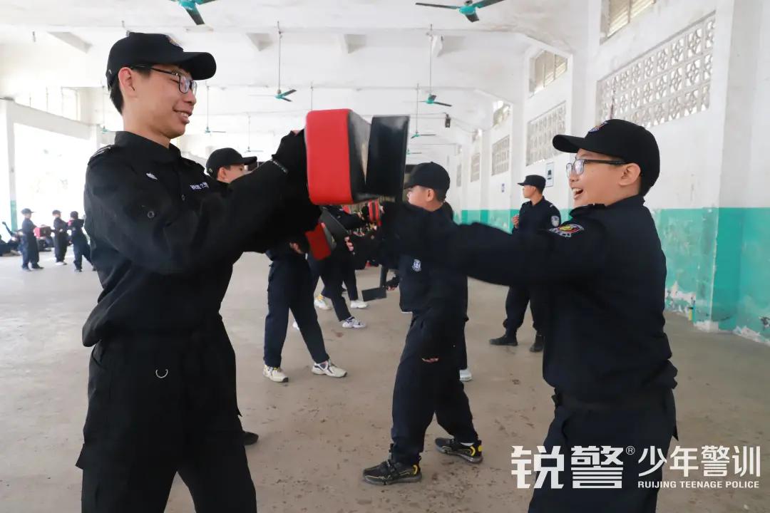 特警突擊營圓滿結營：曆經警訓淬煉，成就(jiù)英勇少(shǎo)年(nián)