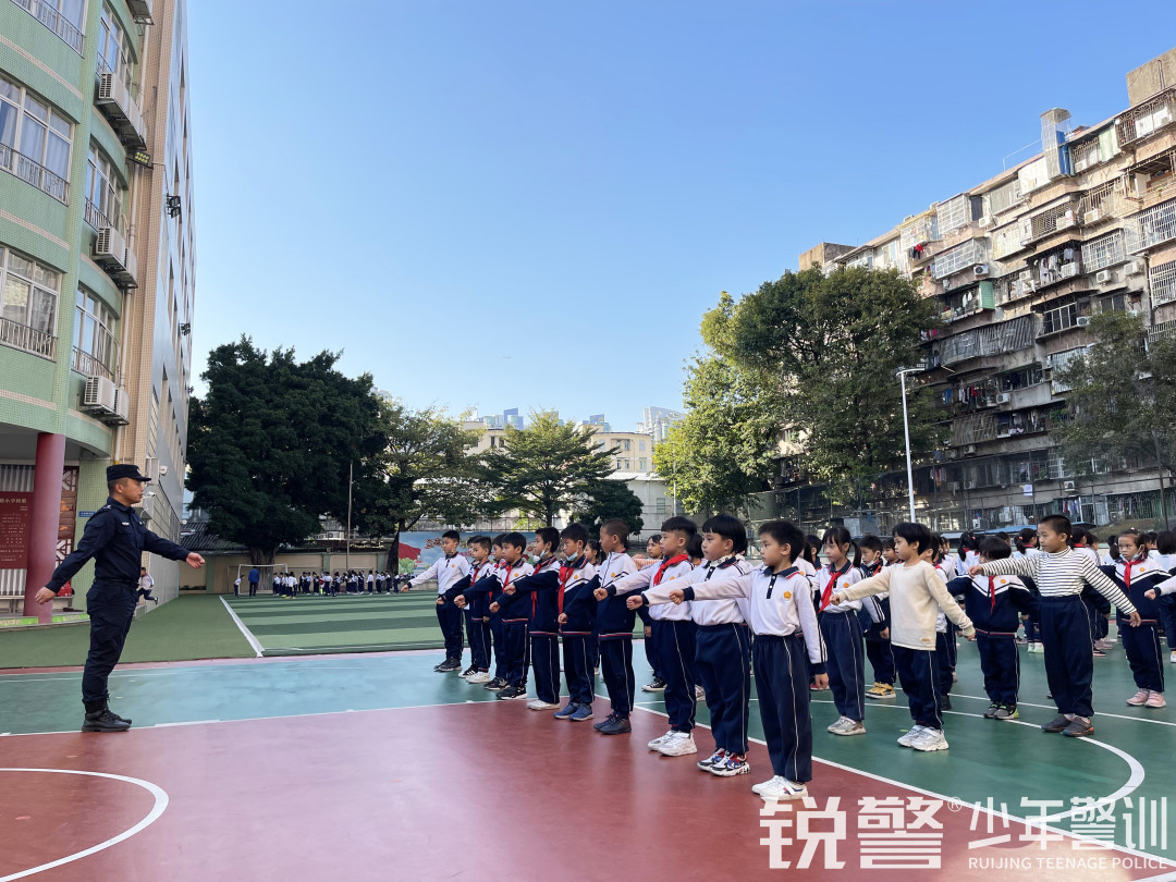 銳警少(shǎo)年(nián)警訓 踐行(xíng)“雙減”強體(tǐ)魄，海(hǎi)珠區(qū)前進路(lù)小(xiǎo)學素質拓展訓練