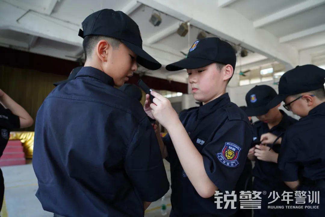 銳警少(shǎo)年(nián)警訓夏令營：走進警營，撰寫獨立堅強的(de)新篇章(zhāng)