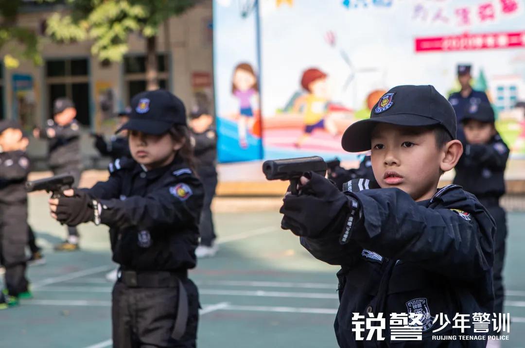 銳警少(shǎo)年(nián)警訓：海(hǎi)珠區(qū)新港中路(lù)小(xiǎo)學假前安全特警護衛營圓滿收官