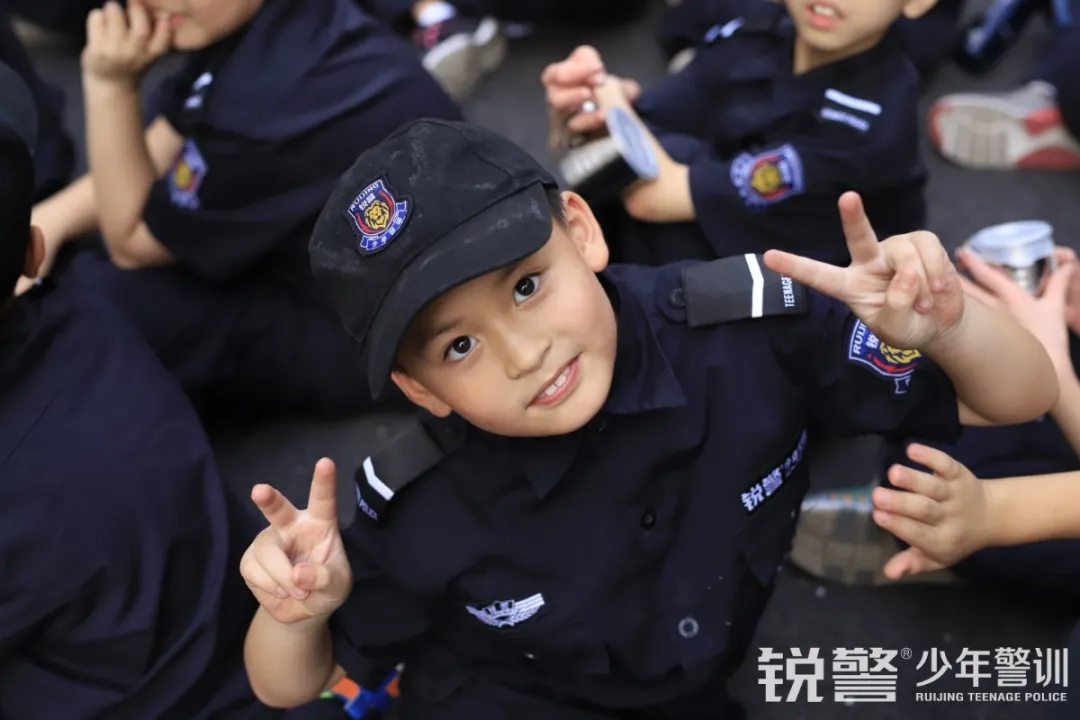 銳警少(shǎo)年(nián)警訓夏令營：走進警營，撰寫獨立堅強的(de)新篇章(zhāng)