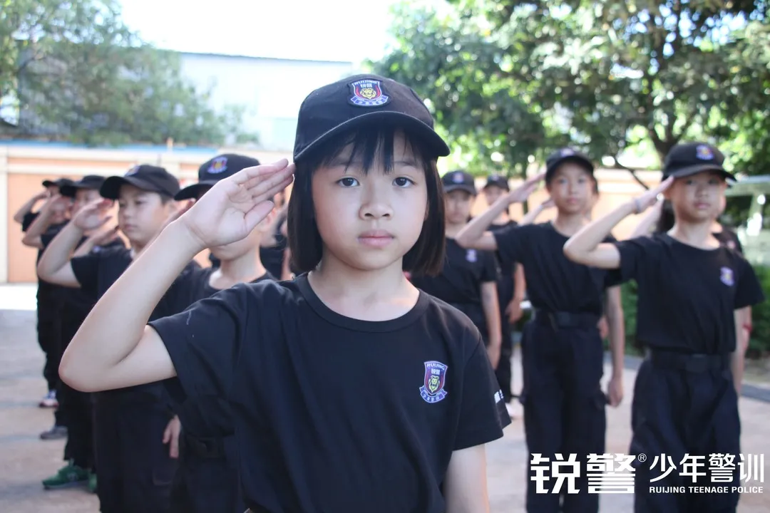 銳警少(shǎo)年(nián)警訓夏令營：化(huà)青春熱(rè)血為(wèi)鋼鐵(tiě)鋒芒
