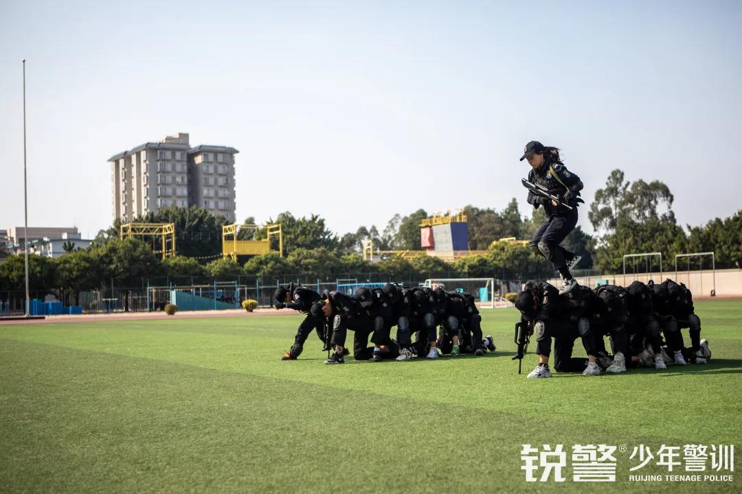 特警突擊營圓滿結營：曆經警訓淬煉，成就(jiù)英勇少(shǎo)年(nián)