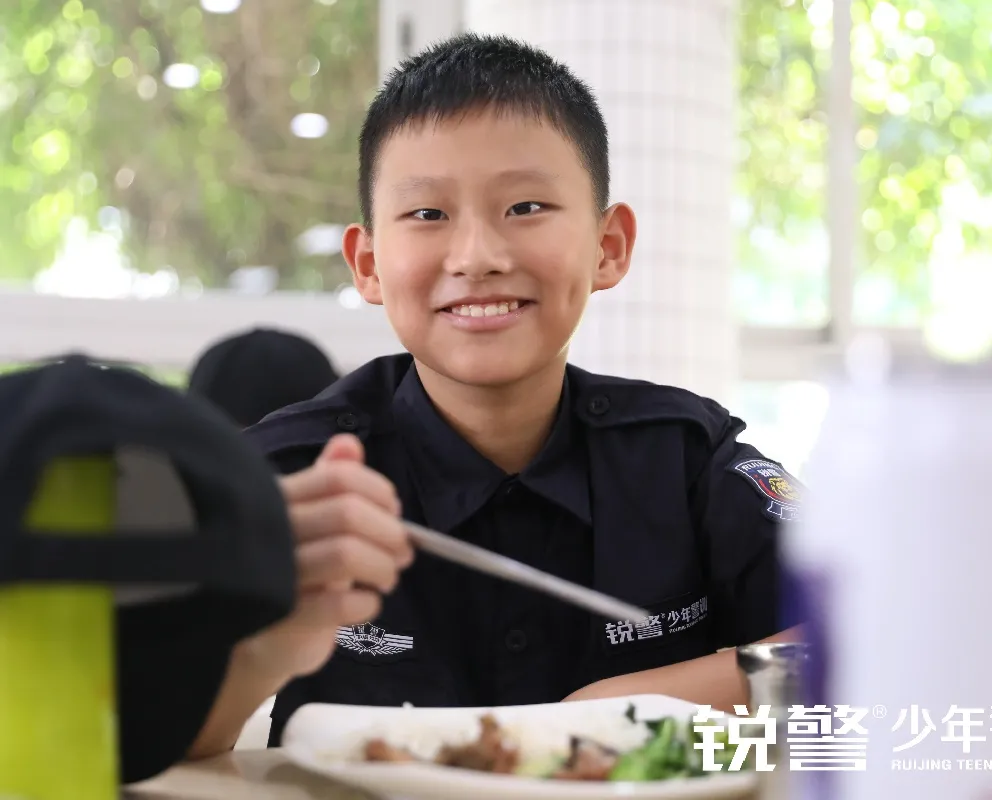 銳警少(shǎo)年(nián)警訓夏令營：走進警營，撰寫獨立堅強的(de)新篇章(zhāng)