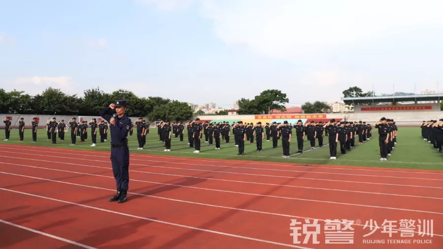 銳警少(shǎo)年(nián)警訓夏令營：走進警營，撰寫獨立堅強的(de)新篇章(zhāng)