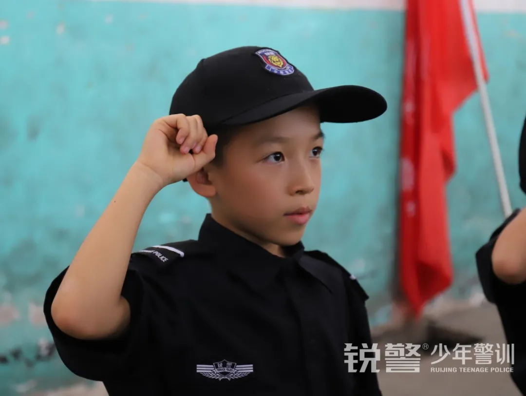 銳警少(shǎo)年(nián)警訓夏令營：走進警營，撰寫獨立堅強的(de)新篇章(zhāng)