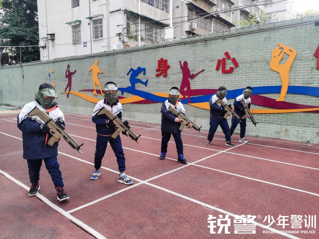 銳警少(shǎo)年(nián)警訓：海(hǎi)珠區(qū)新港中路(lù)小(xiǎo)學假前安全特警護衛營圓滿收官