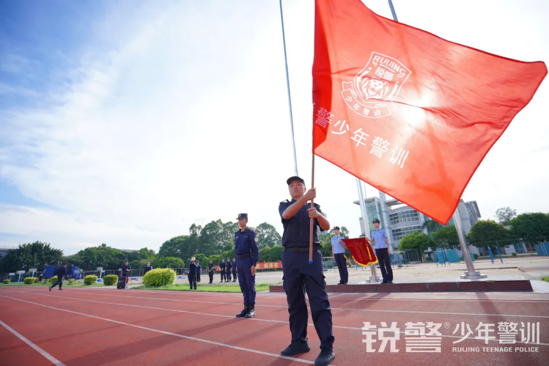 銳警少(shǎo)年(nián)警訓夏令營：走進警營，撰寫獨立堅強的(de)新篇章(zhāng)