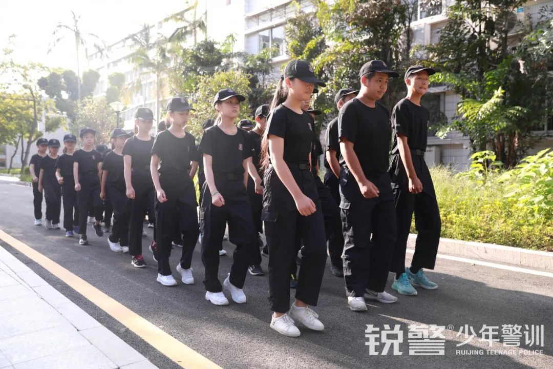 銳警少(shǎo)年(nián)警訓夏令營：走進警營，撰寫獨立堅強的(de)新篇章(zhāng)