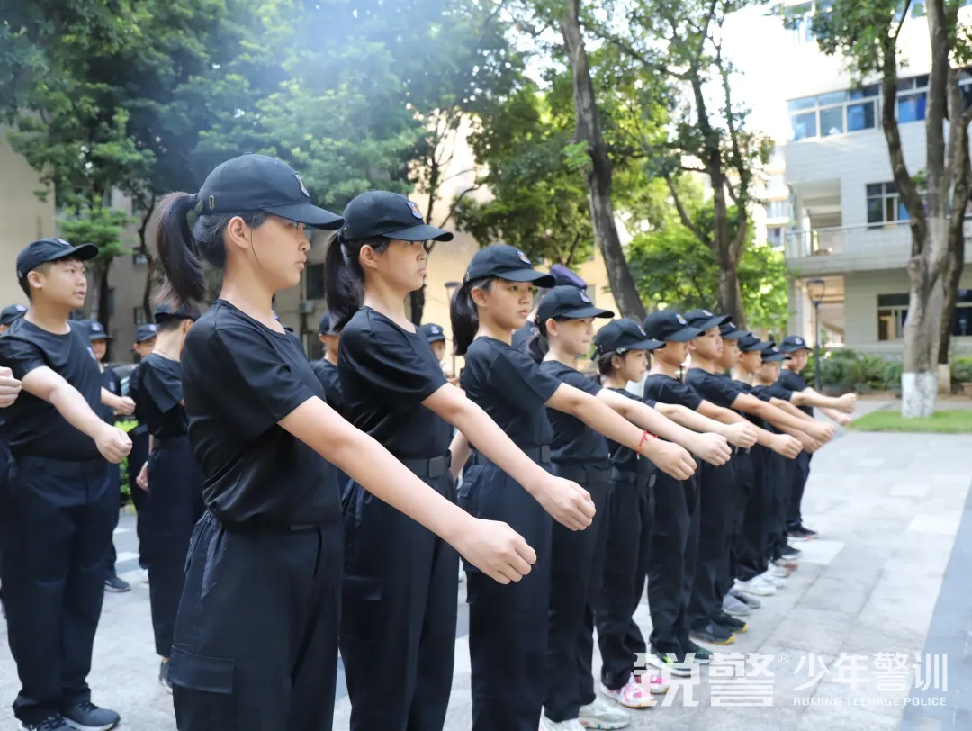 銳警少(shǎo)年(nián)警訓夏令營：化(huà)青春熱(rè)血為(wèi)鋼鐵(tiě)鋒芒