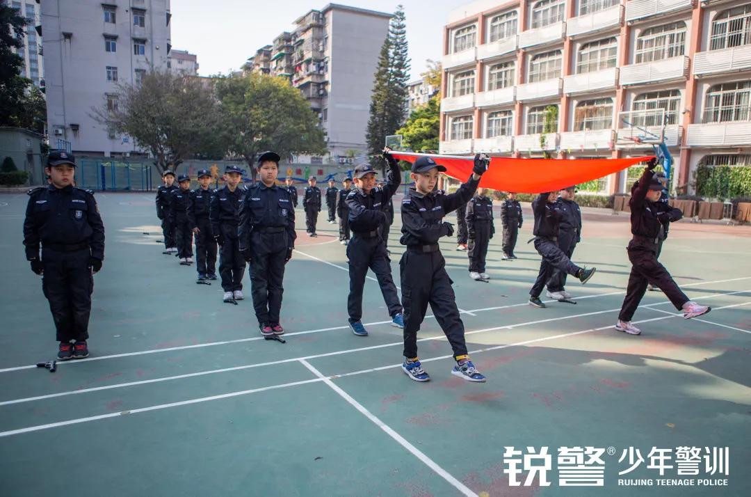銳警少(shǎo)年(nián)警訓：海(hǎi)珠區(qū)新港中路(lù)小(xiǎo)學假前安全特警護衛營圓滿收官