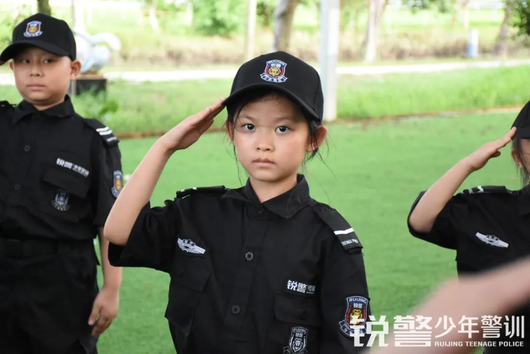 銳警少(shǎo)年(nián)警訓夏令營：走進警營，撰寫獨立堅強的(de)新篇章(zhāng)