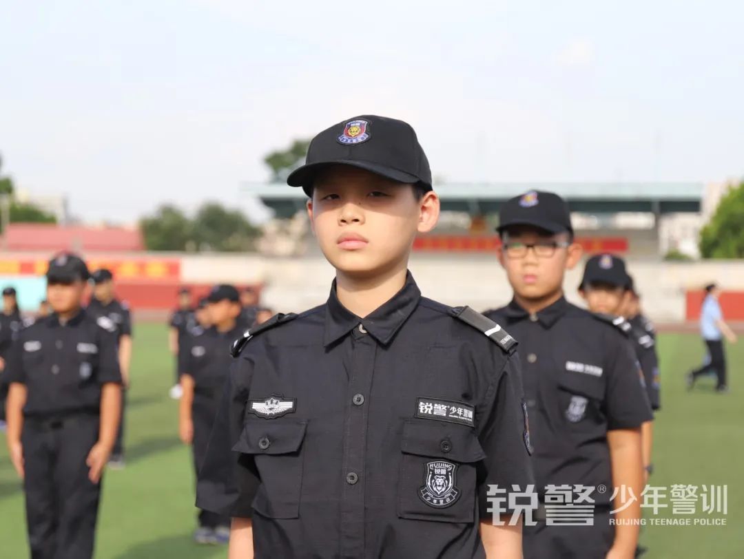 銳警少(shǎo)年(nián)警訓夏令營：走進警營，撰寫獨立堅強的(de)新篇章(zhāng)