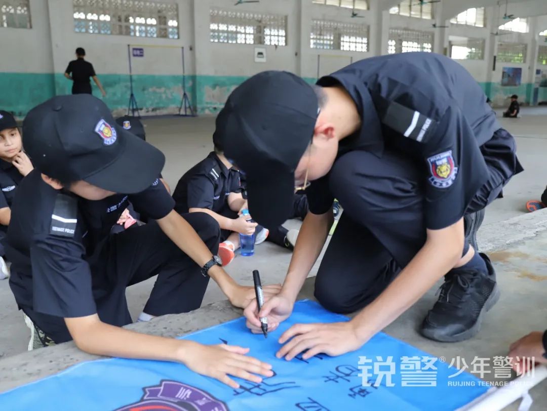 銳警少(shǎo)年(nián)警訓夏令營：走進警營，撰寫獨立堅強的(de)新篇章(zhāng)