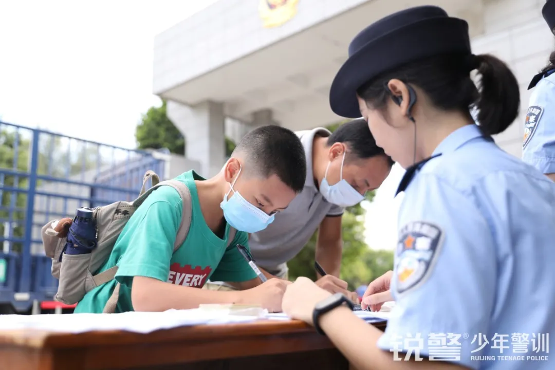 銳警少(shǎo)年(nián)警訓夏令營：走進警營，撰寫獨立堅強的(de)新篇章(zhāng)