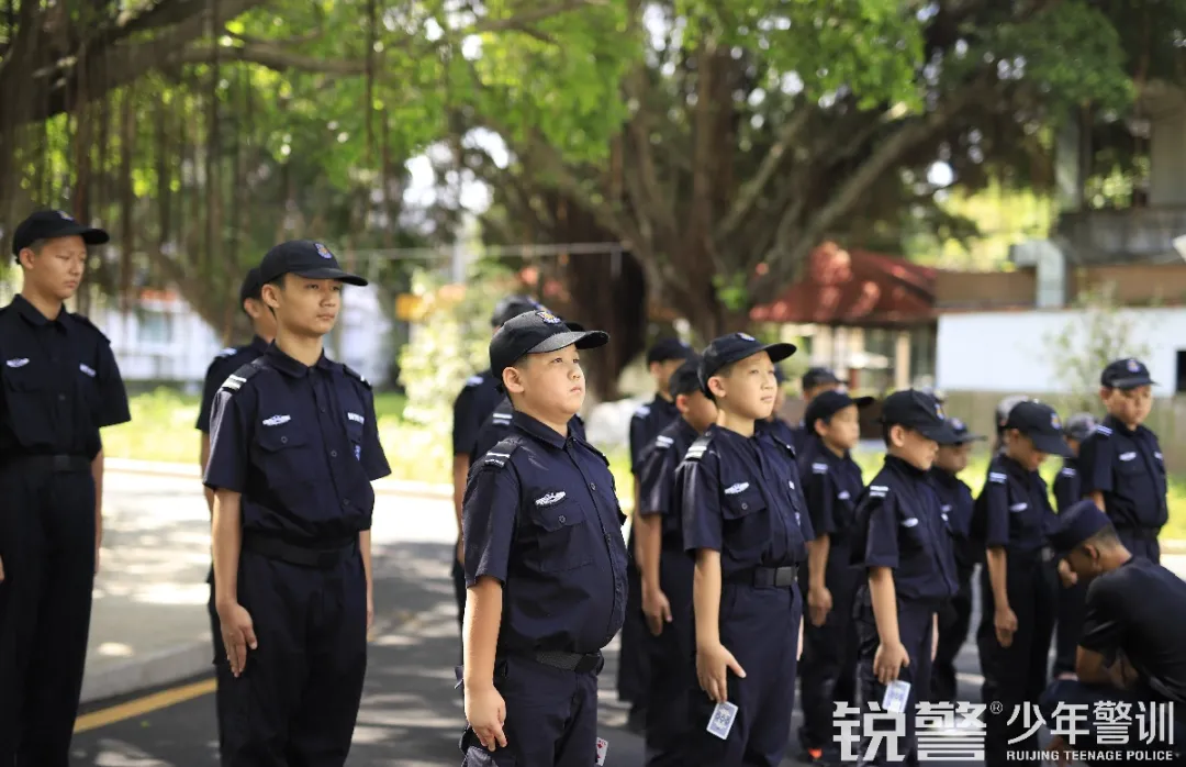銳警少(shǎo)年(nián)警訓夏令營：走進警營，撰寫獨立堅強的(de)新篇章(zhāng)