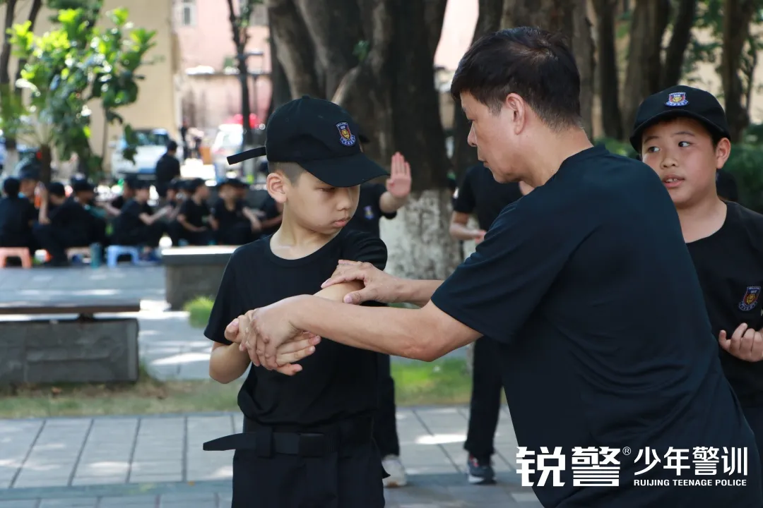 銳警少(shǎo)年(nián)警訓夏令營：化(huà)青春熱(rè)血為(wèi)鋼鐵(tiě)鋒芒