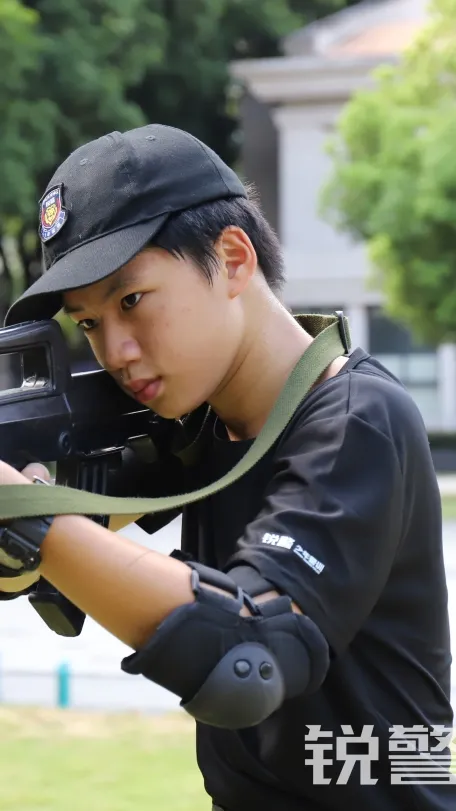 銳警少(shǎo)年(nián)警訓夏令營：化(huà)青春熱(rè)血為(wèi)鋼鐵(tiě)鋒芒