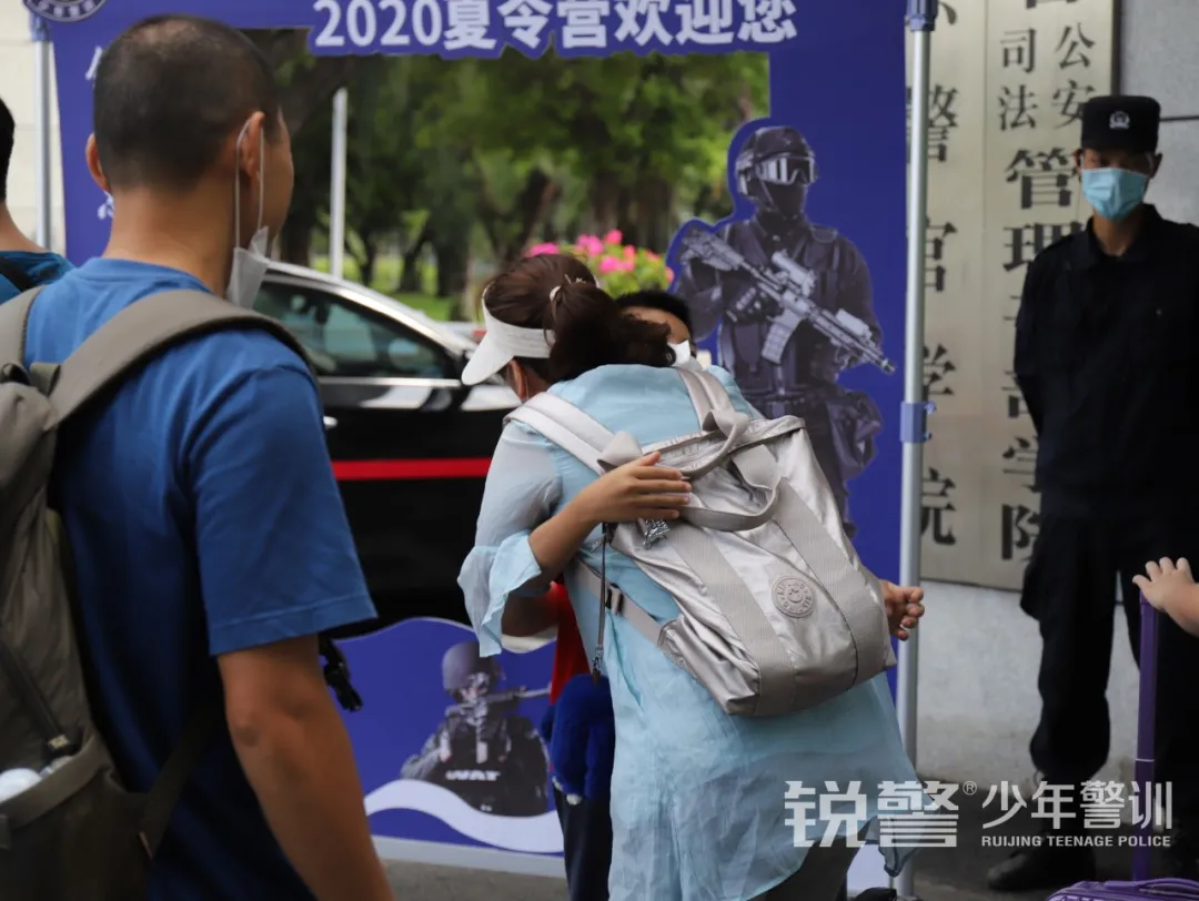 銳警少(shǎo)年(nián)警訓夏令營：走進警營，撰寫獨立堅強的(de)新篇章(zhāng)