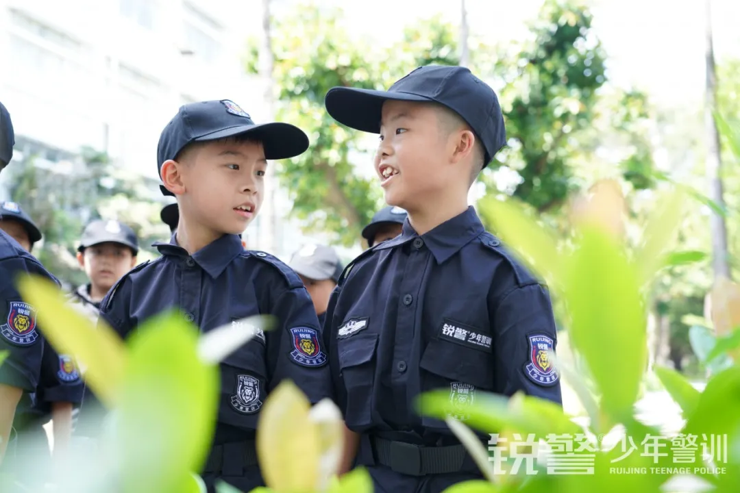 銳警少(shǎo)年(nián)警訓夏令營：走進警營，撰寫獨立堅強的(de)新篇章(zhāng)