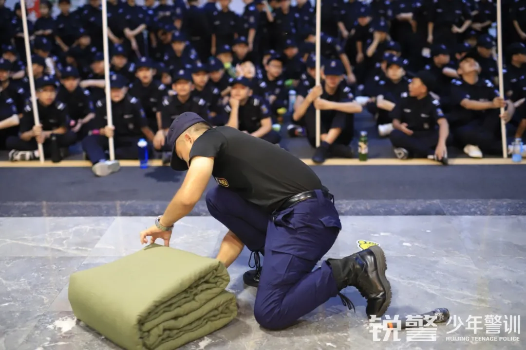 銳警少(shǎo)年(nián)警訓夏令營：走進警營，撰寫獨立堅強的(de)新篇章(zhāng)