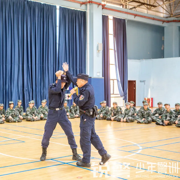 銳警少(shǎo)年(nián)警訓：學習(xí)防身(shēn)技(jì)能(néng) 提高(gāo)安全意識，廣大(dà)附中安全教育活動
