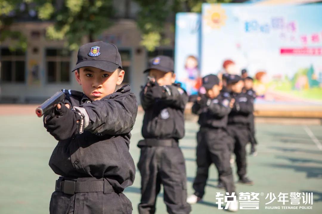 銳警少(shǎo)年(nián)警訓：海(hǎi)珠區(qū)新港中路(lù)小(xiǎo)學假前安全特警護衛營圓滿收官