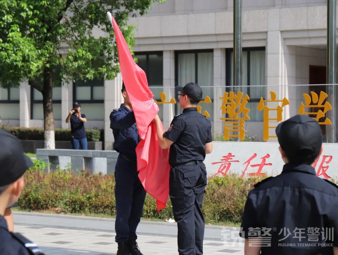 廣東(dōng)警官學院少(shǎo)年(nián)警訓提前營開(kāi)營：逆風(fēng)成長(cháng) 乘風(fēng)破浪