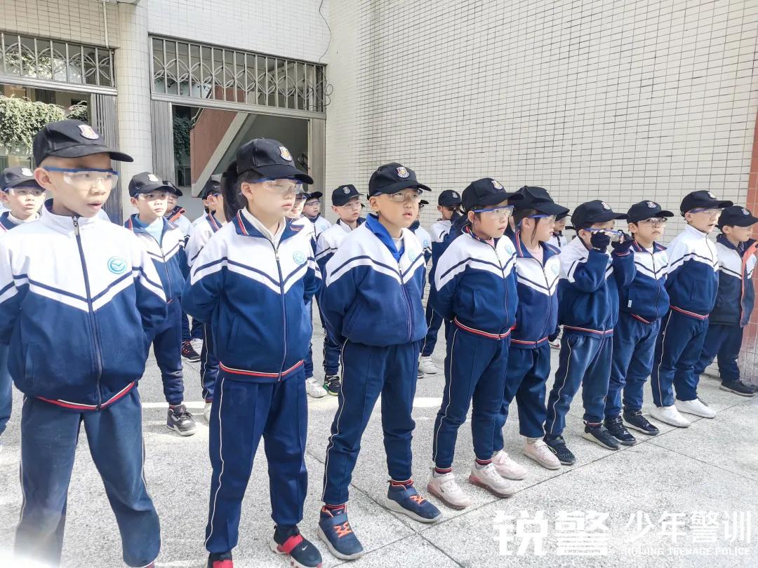 銳警少(shǎo)年(nián)警訓：海(hǎi)珠區(qū)新港中路(lù)小(xiǎo)學假前安全特警護衛營圓滿收官