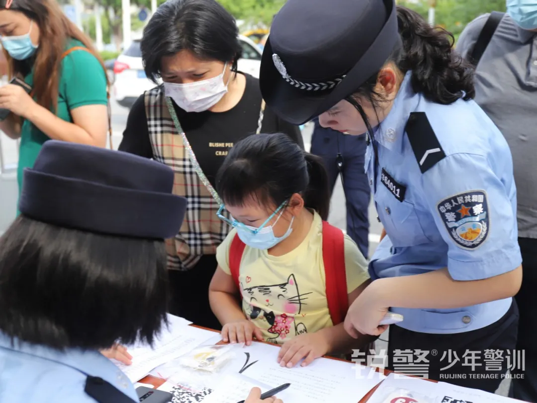 銳警少(shǎo)年(nián)警訓夏令營：走進警營，撰寫獨立堅強的(de)新篇章(zhāng)