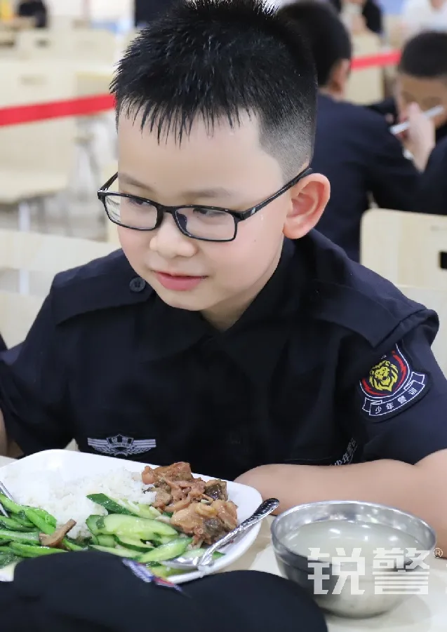 銳警少(shǎo)年(nián)警訓夏令營：走進警營，撰寫獨立堅強的(de)新篇章(zhāng)