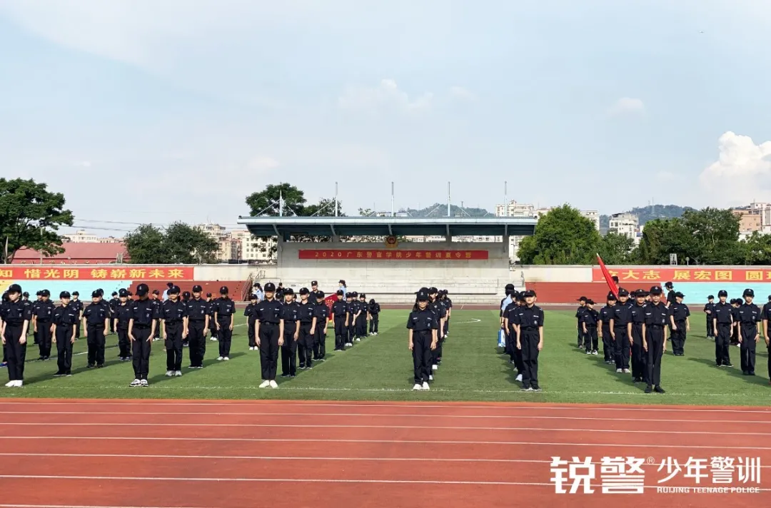 銳警少(shǎo)年(nián)警訓夏令營：走進警營，撰寫獨立堅強的(de)新篇章(zhāng)