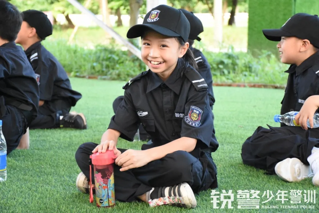 銳警少(shǎo)年(nián)警訓夏令營：走進警營，撰寫獨立堅強的(de)新篇章(zhāng)