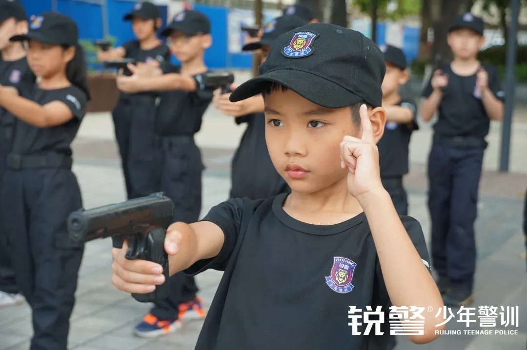 銳警少(shǎo)年(nián)警訓夏令營：化(huà)青春熱(rè)血為(wèi)鋼鐵(tiě)鋒芒