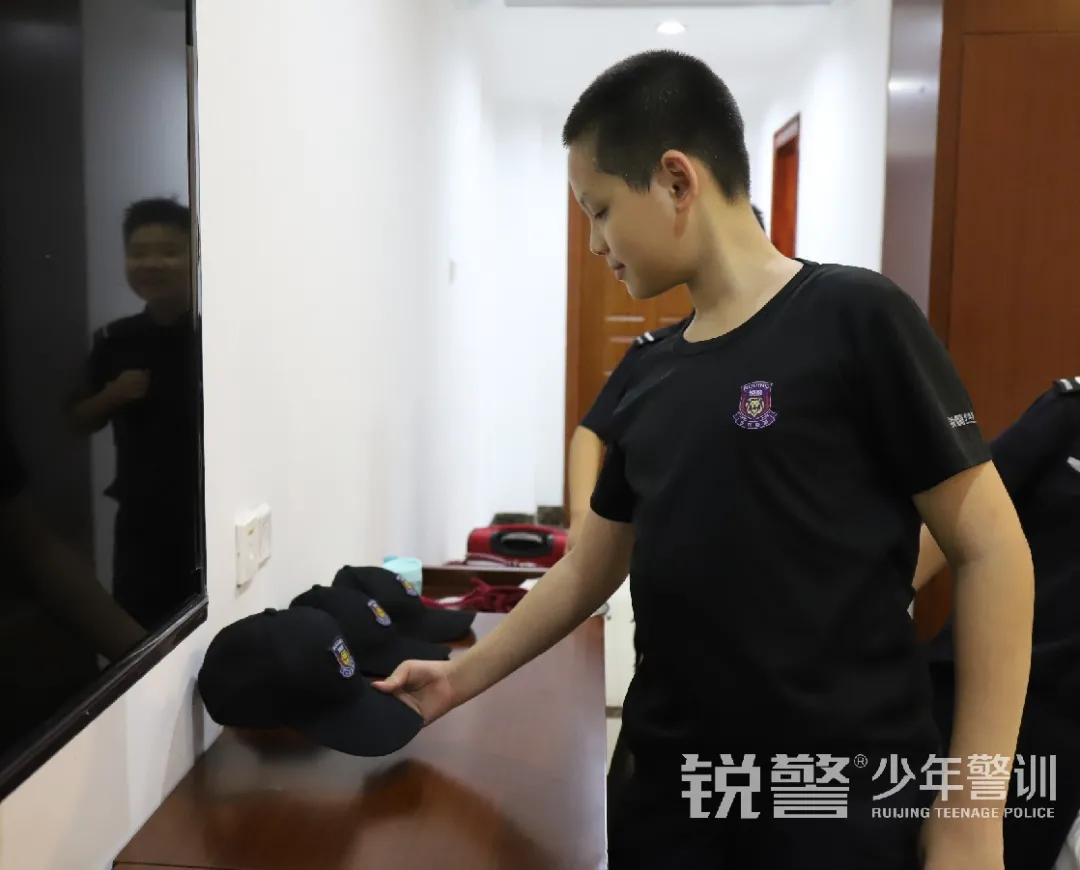 銳警少(shǎo)年(nián)警訓夏令營：走進警營，撰寫獨立堅強的(de)新篇章(zhāng)