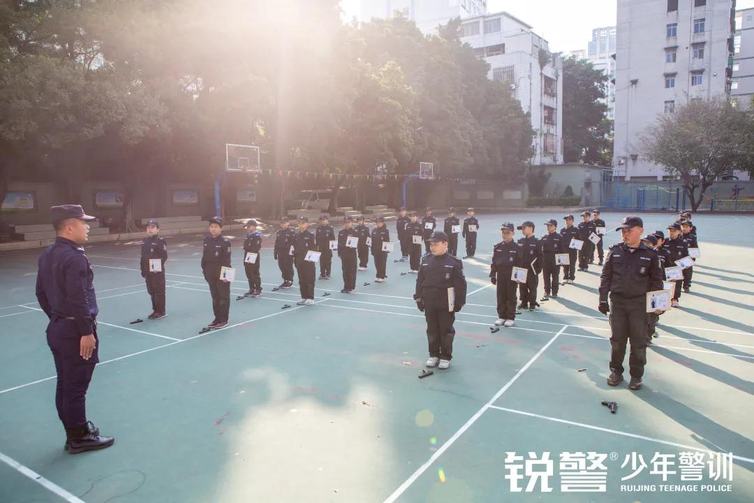 銳警少(shǎo)年(nián)警訓：海(hǎi)珠區(qū)新港中路(lù)小(xiǎo)學假前安全特警護衛營圓滿收官