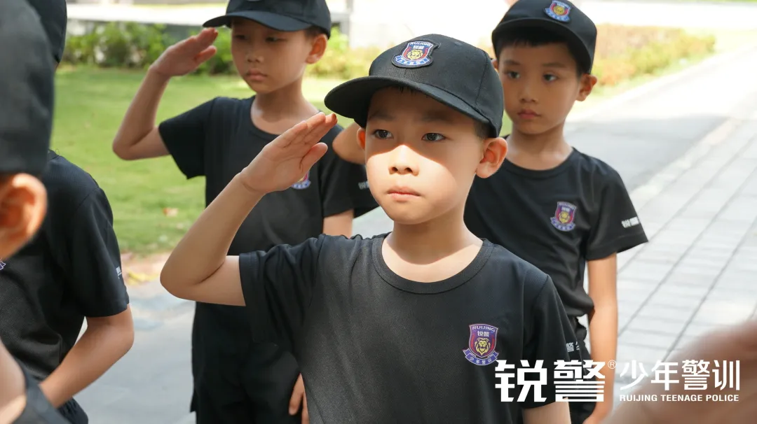 銳警少(shǎo)年(nián)警訓夏令營：化(huà)青春熱(rè)血為(wèi)鋼鐵(tiě)鋒芒