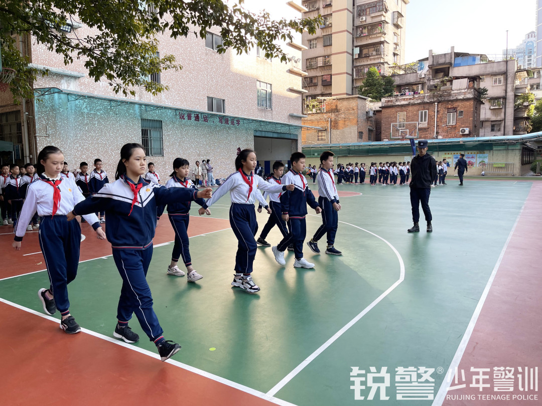 銳警少(shǎo)年(nián)警訓 踐行(xíng)“雙減”強體(tǐ)魄，海(hǎi)珠區(qū)前進路(lù)小(xiǎo)學素質拓展訓練
