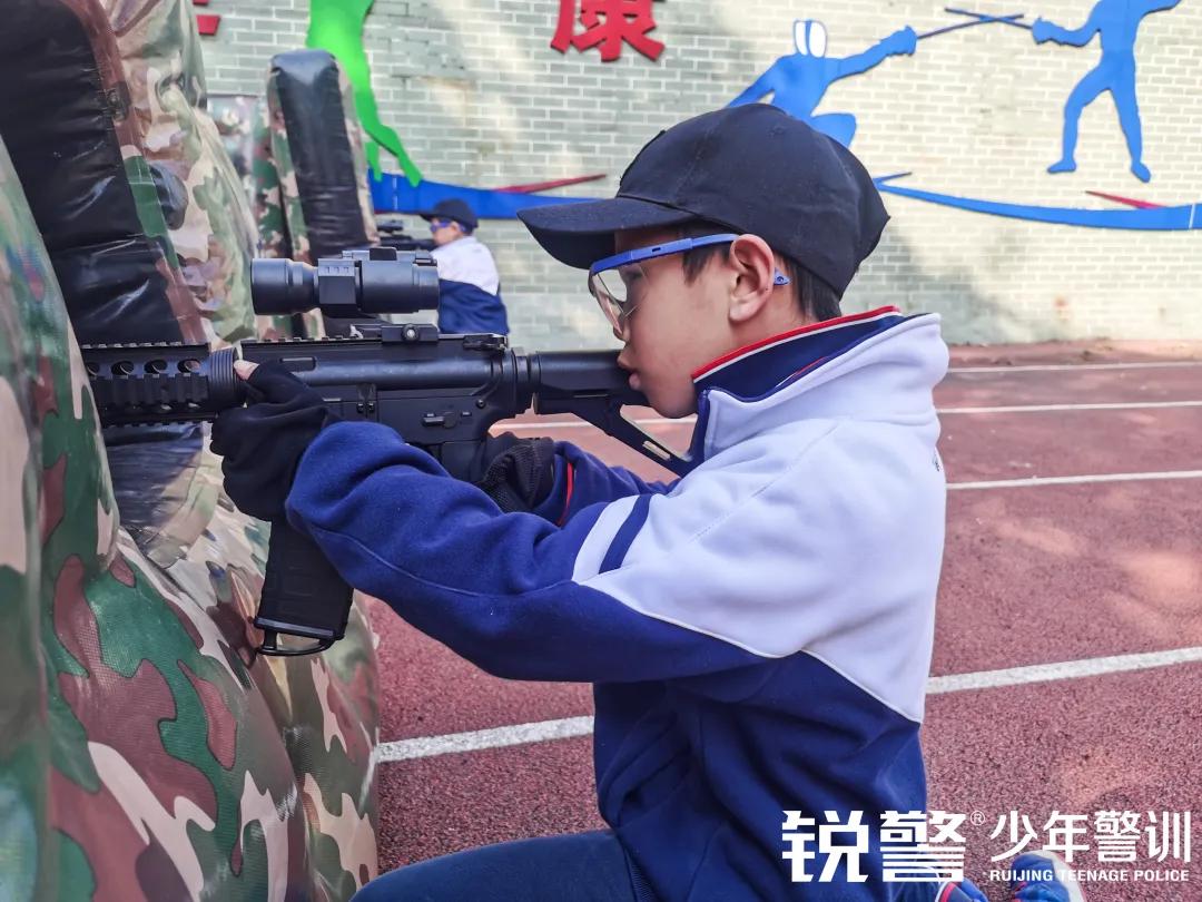 銳警少(shǎo)年(nián)警訓：海(hǎi)珠區(qū)新港中路(lù)小(xiǎo)學假前安全特警護衛營圓滿收官