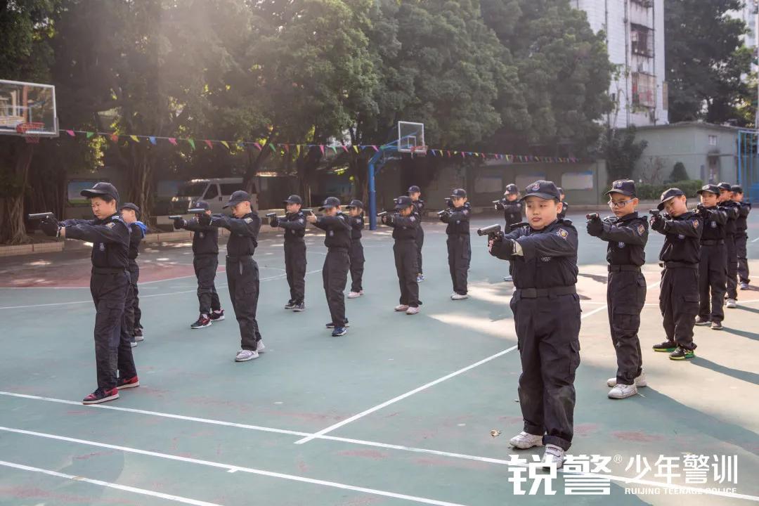 銳警少(shǎo)年(nián)警訓：海(hǎi)珠區(qū)新港中路(lù)小(xiǎo)學假前安全特警護衛營圓滿收官