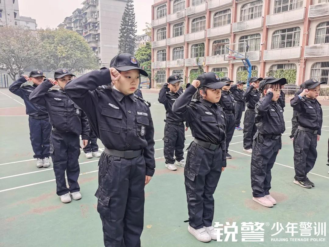 銳警少(shǎo)年(nián)警訓：海(hǎi)珠區(qū)新港中路(lù)小(xiǎo)學假前安全特警護衛營圓滿收官