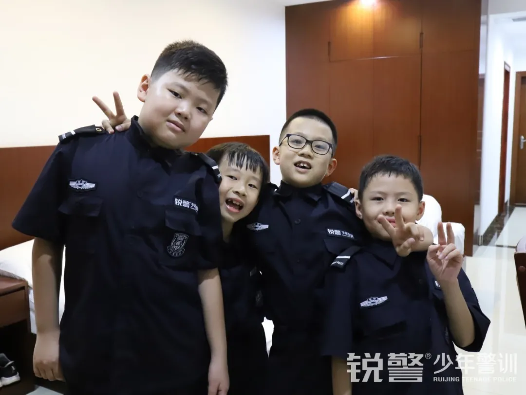 銳警少(shǎo)年(nián)警訓夏令營：走進警營，撰寫獨立堅強的(de)新篇章(zhāng)
