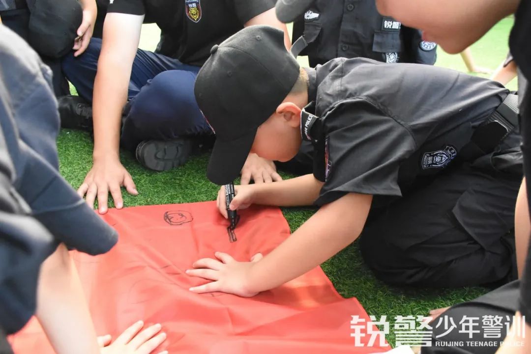 銳警少(shǎo)年(nián)警訓夏令營：走進警營，撰寫獨立堅強的(de)新篇章(zhāng)