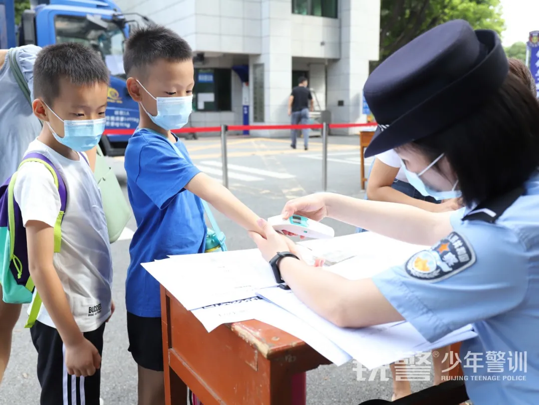 銳警少(shǎo)年(nián)警訓夏令營：走進警營，撰寫獨立堅強的(de)新篇章(zhāng)