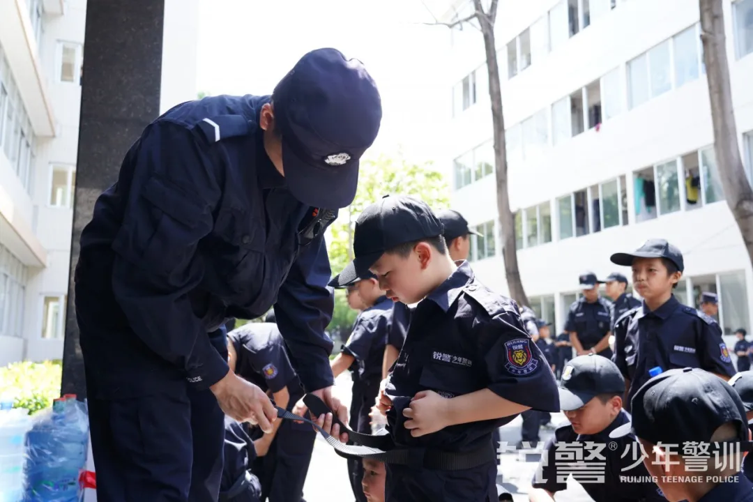 銳警少(shǎo)年(nián)警訓夏令營：走進警營，撰寫獨立堅強的(de)新篇章(zhāng)