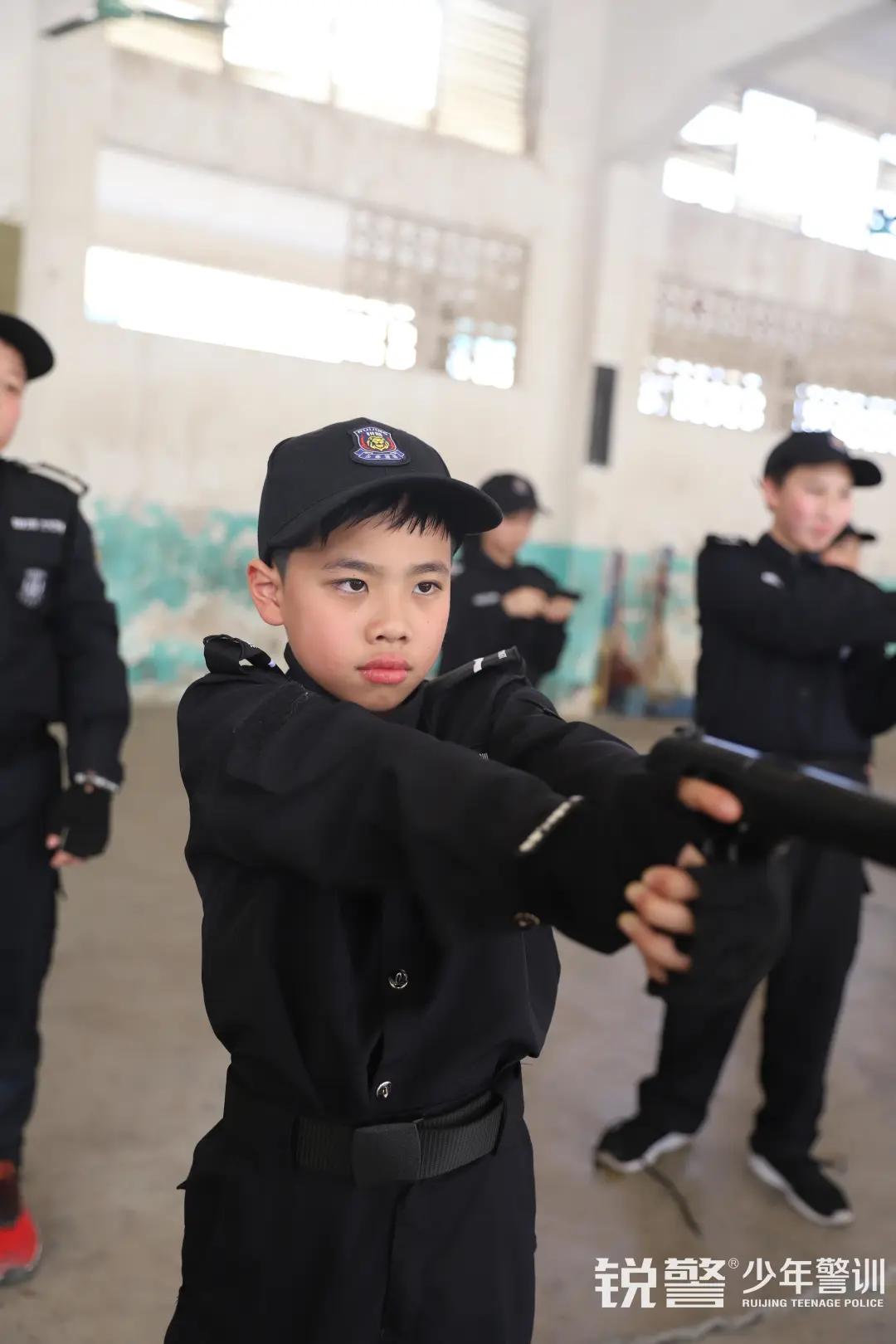特警突擊營圓滿結營：曆經警訓淬煉，成就(jiù)英勇少(shǎo)年(nián)