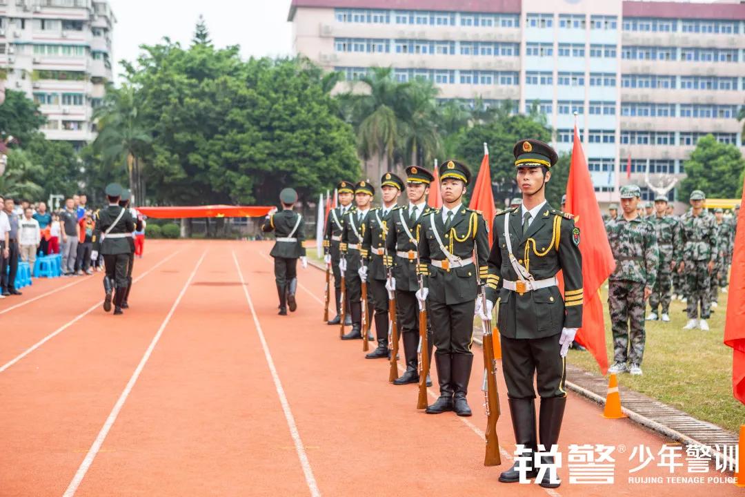 軍事(shì)素質拓展：一(yī)身(shēn)戎裝，乘風(fēng)破浪